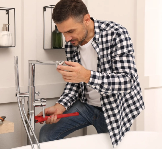 Contractor giving a digital free estimate for a bathtub repair service near me.