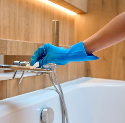 Premium Bathtub Repair Finish Dubai Brilliant high-gloss finish applied during a premium bathtub repair Dubai.